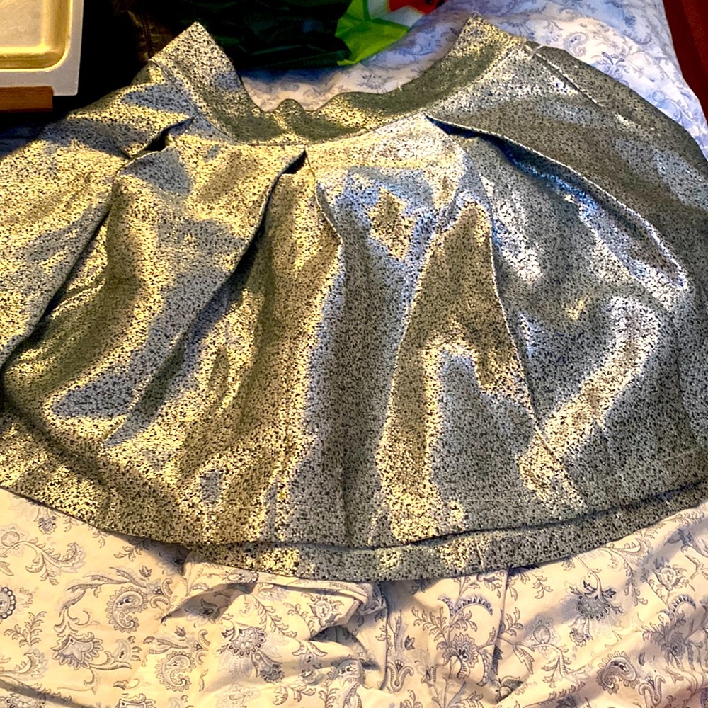 Pleaded mini skirt with zipper in back skinny material